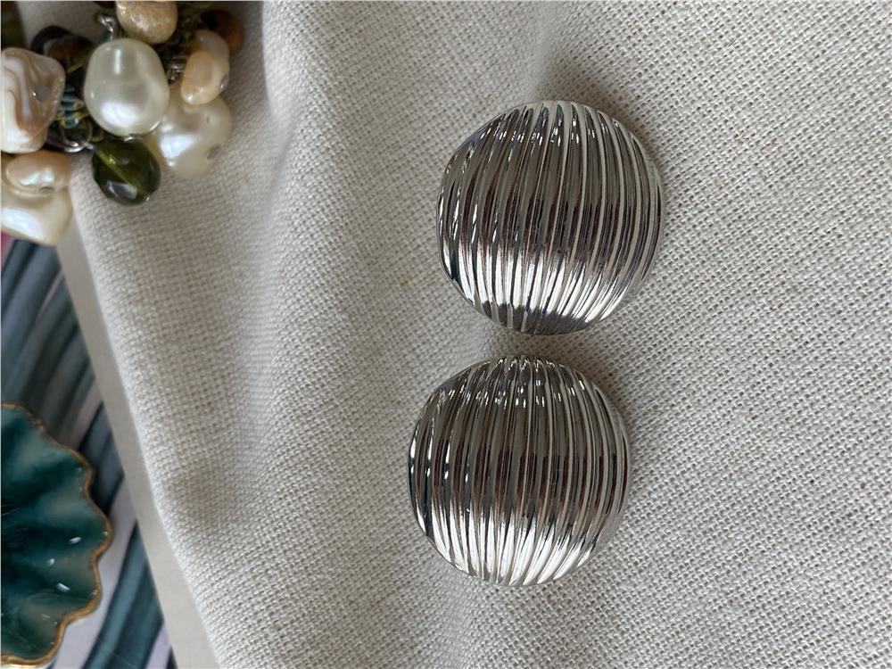 Çizgili Yuvarlak Silver Plaka Küpe