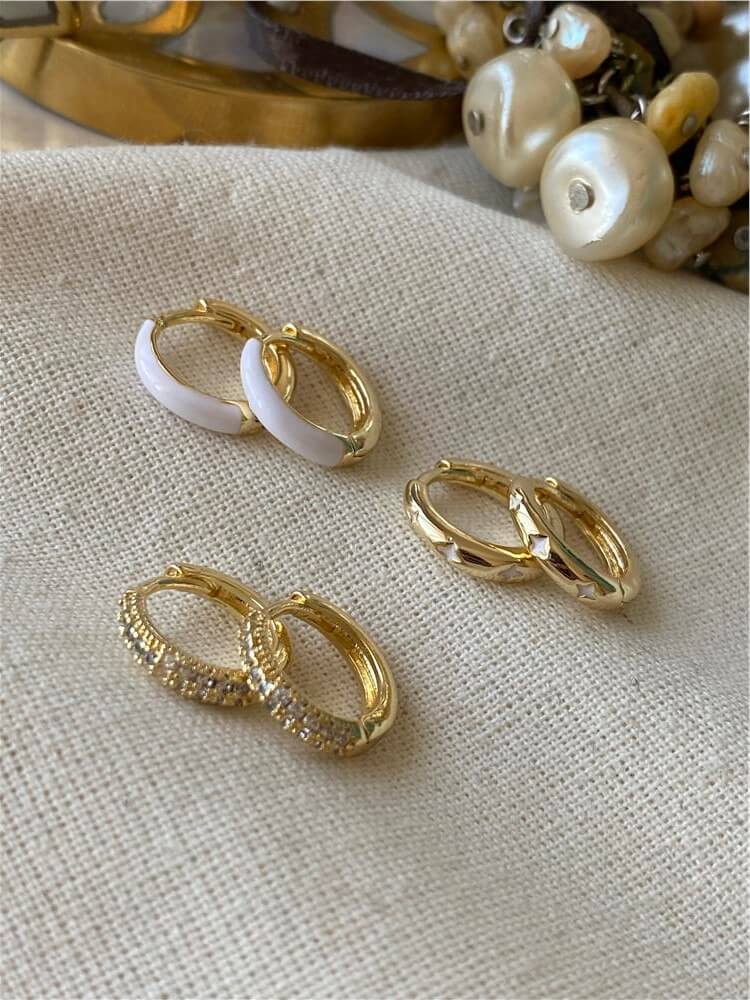 Çoklu 14K Beyaz Mineli Yıldız Desenli Halka Küpe Seti