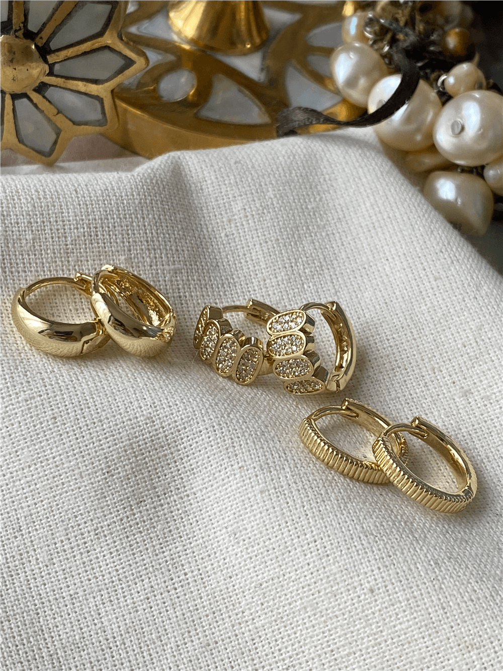 Çoklu 14K Çizgili Taşlı Küpe Seti