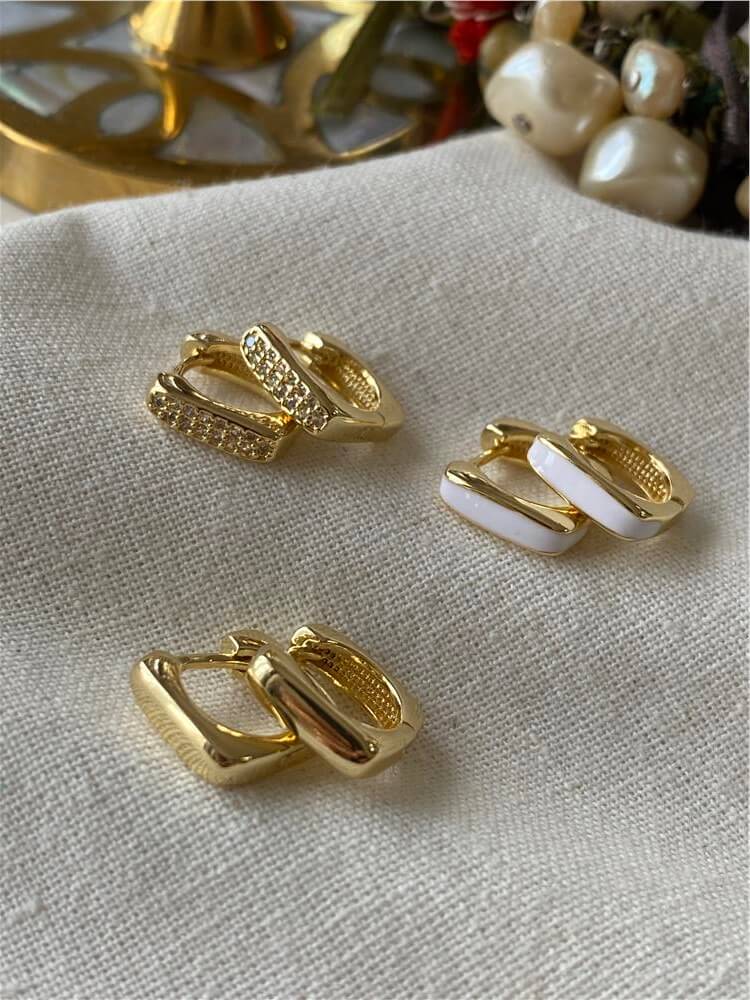 Çoklu 14K Taşlı Beyaz Mineli Mini Kare Küpe Seti