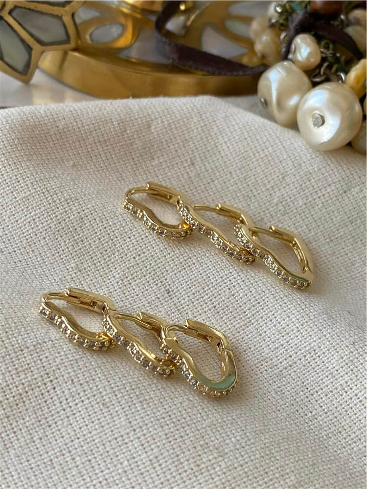 Çoklu 14K Taşlı İnce Kalpler Küpe Seti