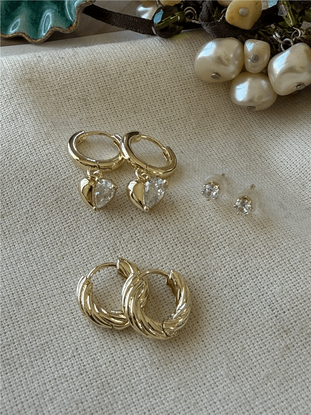 Çoklu Gold Taşlı Kalp Detaylı Küpe Seti