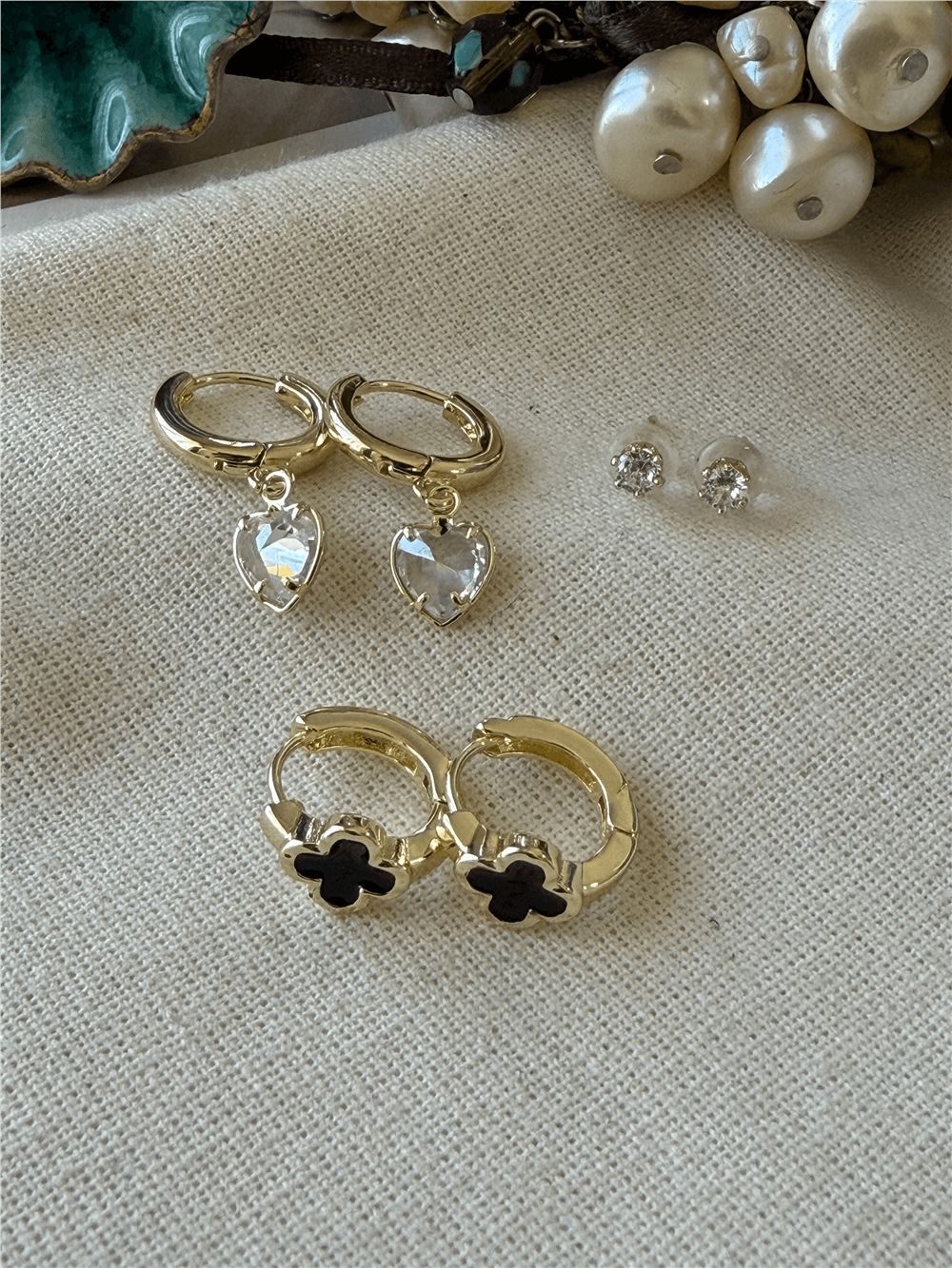 Çoklu Gold Taşlı Siyah Cleef Desenli Küpe Seti