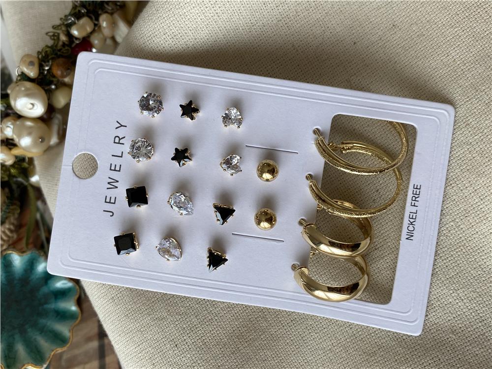 Çoklu Siyah Taşlı Gold Küpe Seti