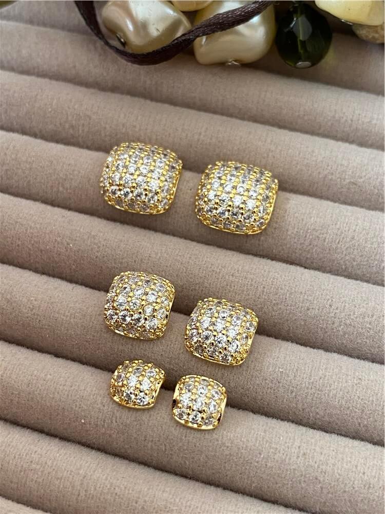 Çoklu Taşlı Gold Bombe Kare Küpe Seti