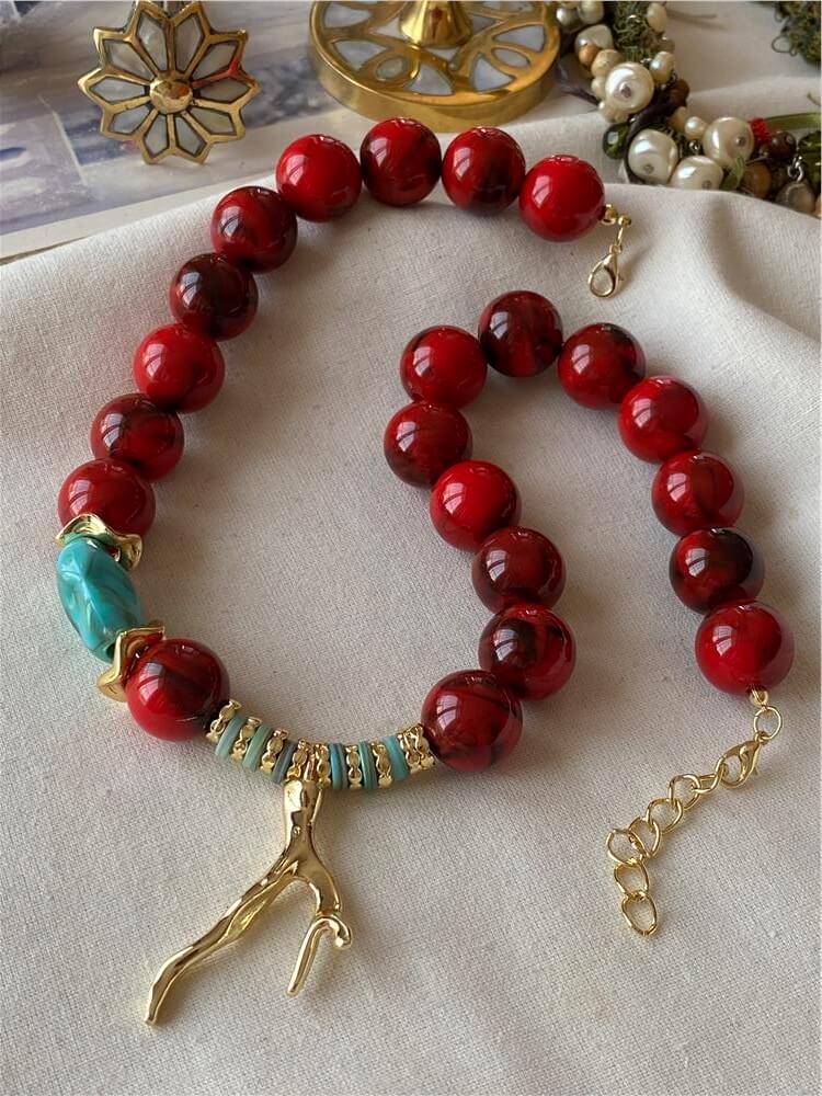 Gold Charm Detaylı Kırmızı Topçuk Kolye