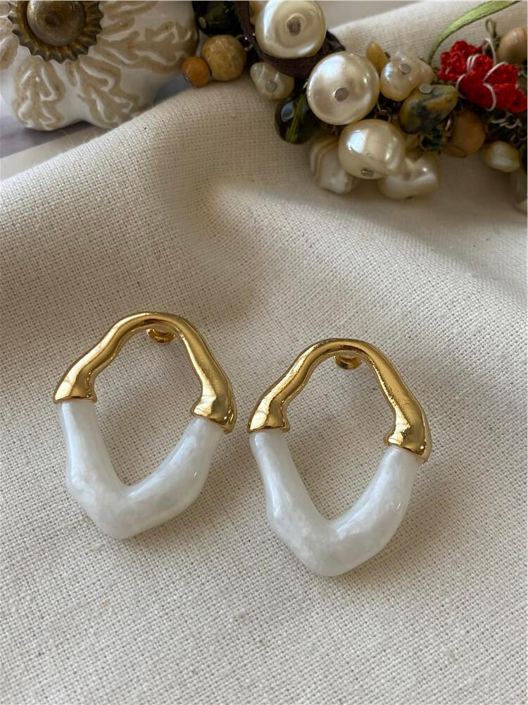 Gold Detaylı Beyaz Mineli Vintage Küpe