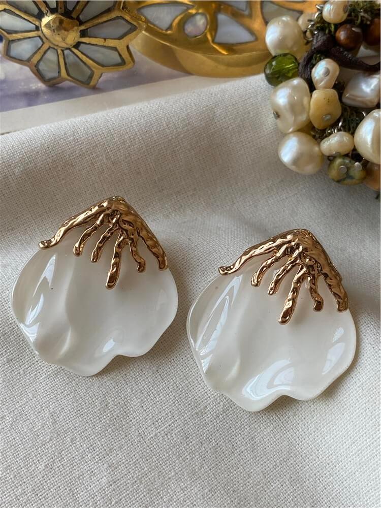 Gold Detaylı Beyaz Yaprak Küpe