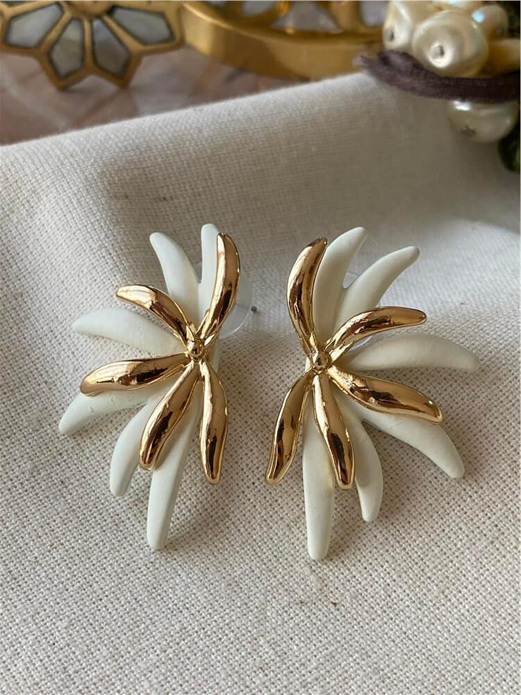 Gold Detaylı Beyaz Yarım Çiçek Küpe