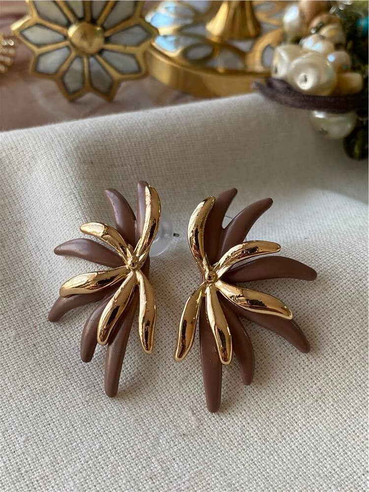 Gold Detaylı Kahverengi Yarım Çiçek Küpe