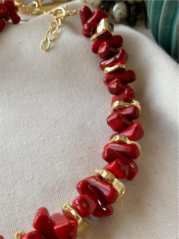 Gold Detaylı Kırmızı Kemik Model Kolye