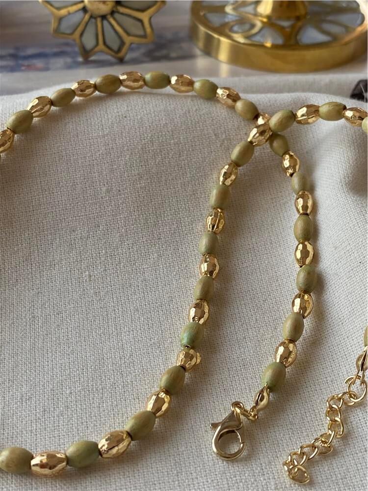 Gold Detaylı Krem Boncuk Kolye