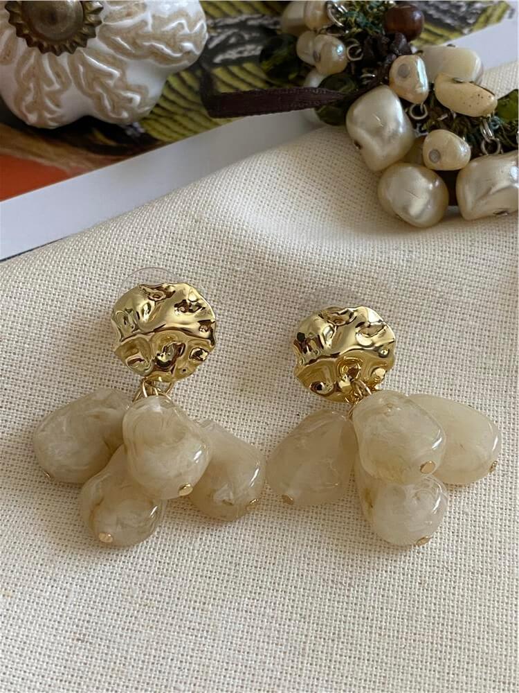Gold Detaylı Krem Taş Sallantılı Küpe