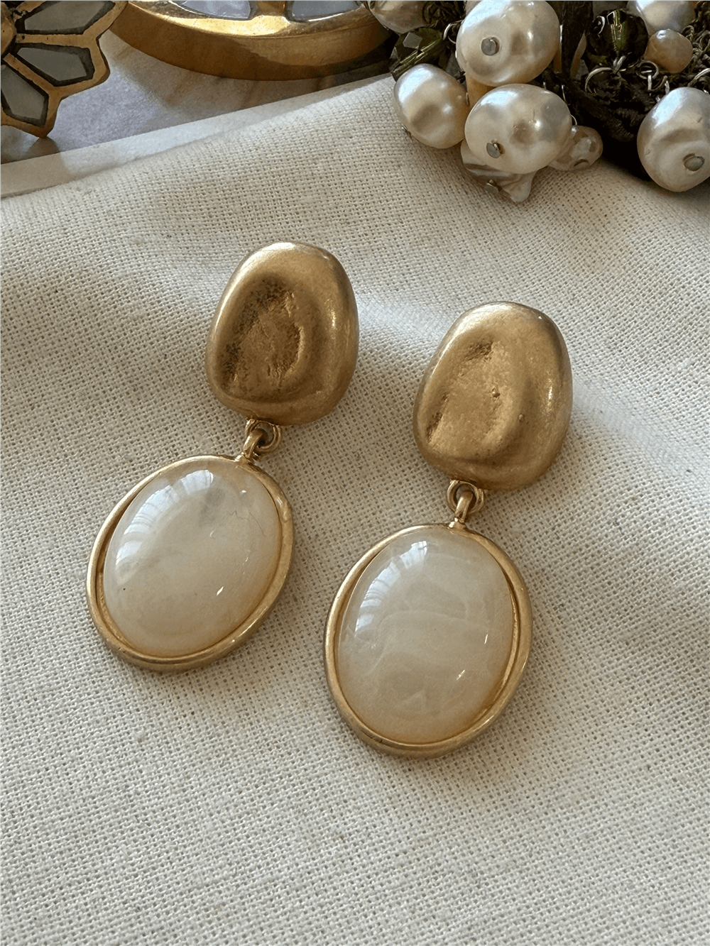 Gold Detaylı Krem Taş Sallantılı Küpe