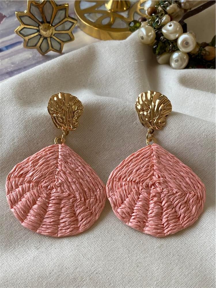 Gold Detaylı Pembe Hasır Deniz Kabuğu Küpe