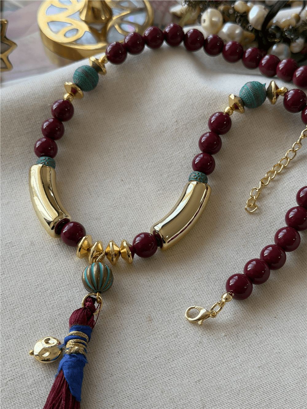 Gold Plaka Detaylı Bordo Püsküllü Kolye