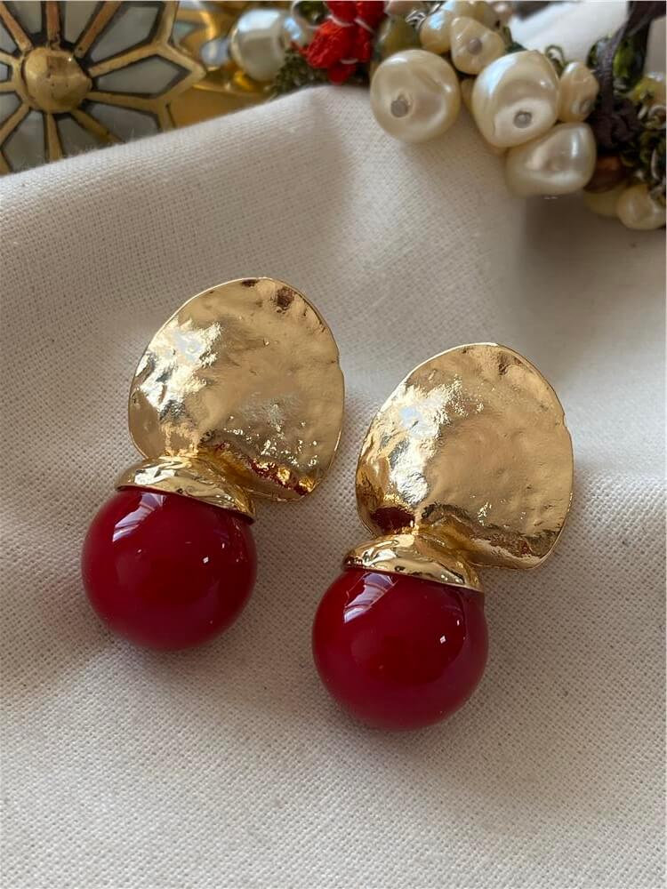 Gold Plaka Detaylı Kırmızı Topçuk Küpe