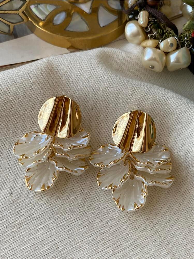 Gold Plaka Detaylı Sedef Çiçek Küpe