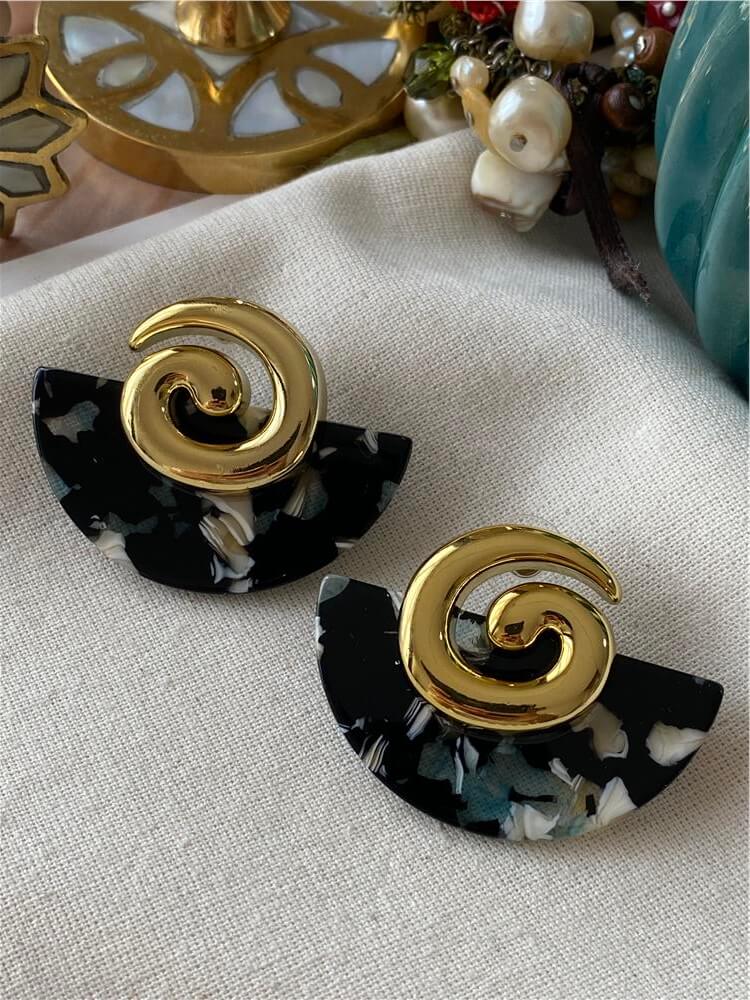 Gold Sarmal Detaylı Siyah Yelpaze Küpe