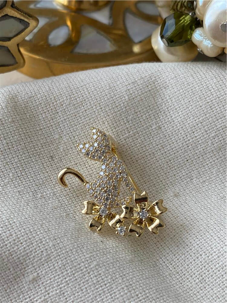 Gold Taşlı Çiçekli Mini Kedi Broş