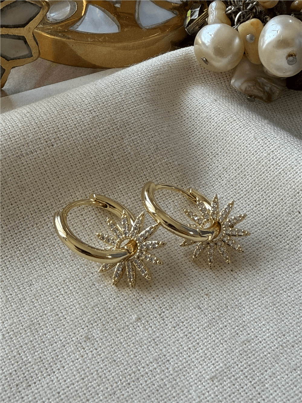 Gold Taşlı Güneş Charmlı Küpe