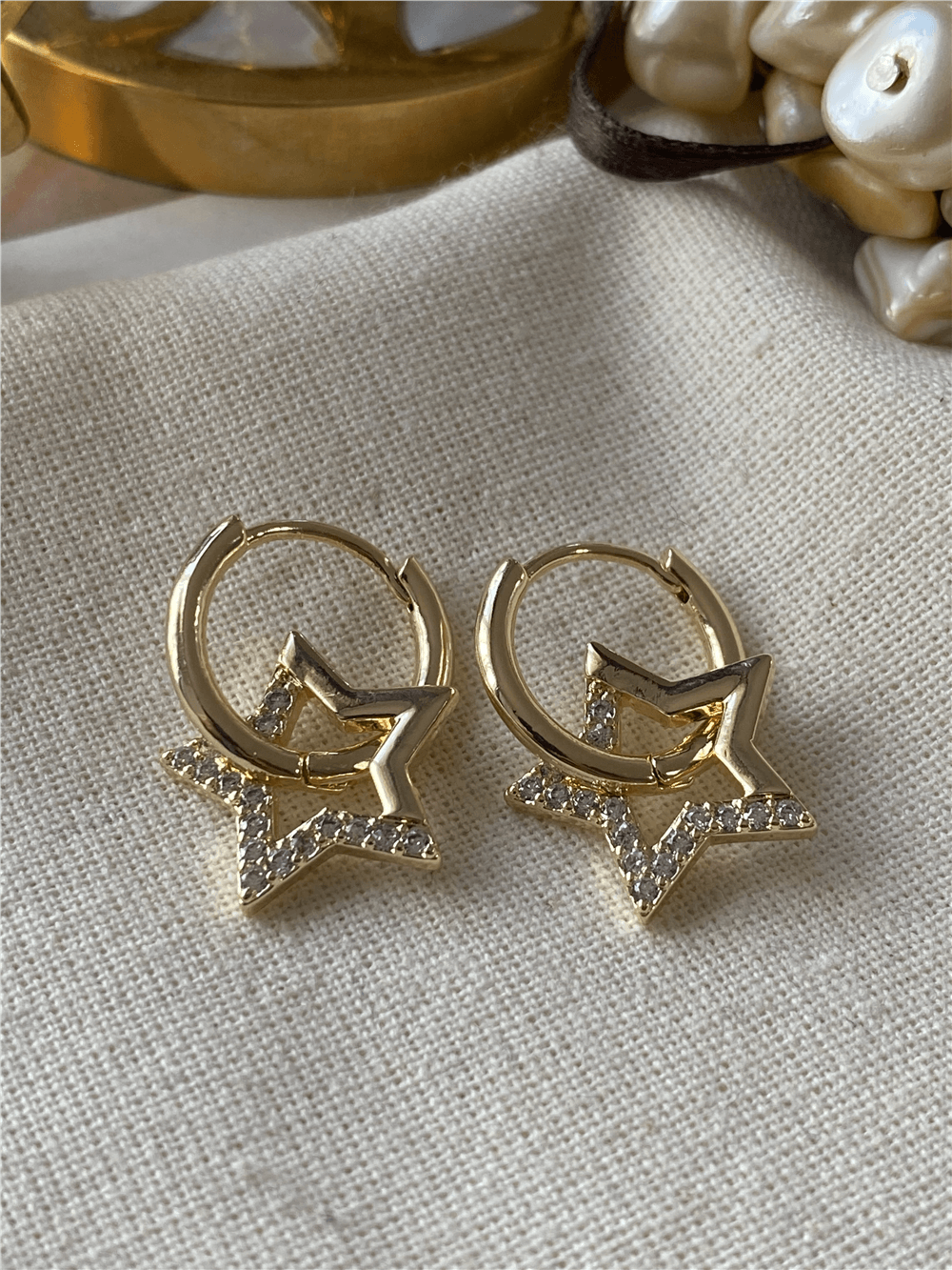 Gold Yarısı Taşlı Yıldız Detaylı Halka Küpe