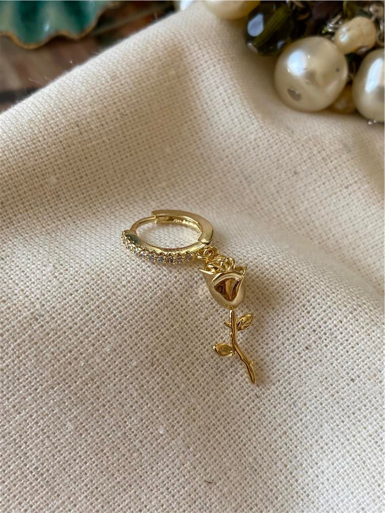 Gül Sallantılı Halka Kıkırdak Küpe