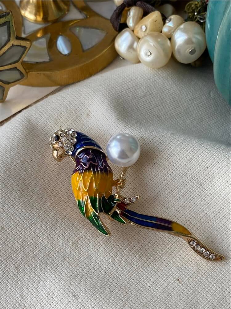 İnci Detaylı Parrot Broş