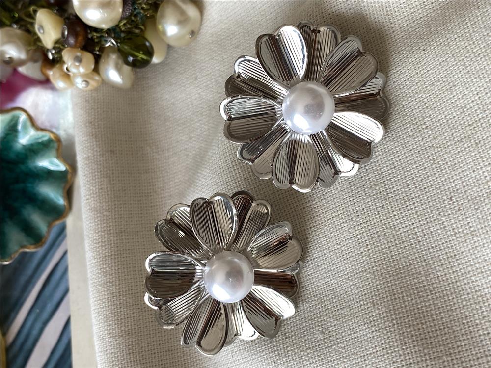 İnci Detaylı Silver Çiçek Küpe