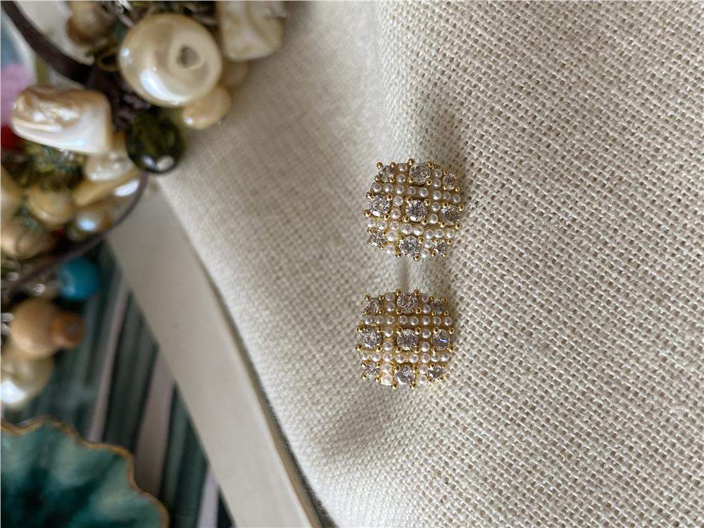 İncili Taşlı Kare Piercing