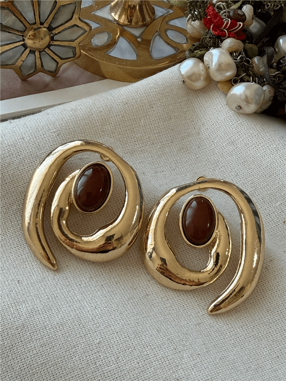 Kahverengi Taşlı Gold Sarmal Küpe