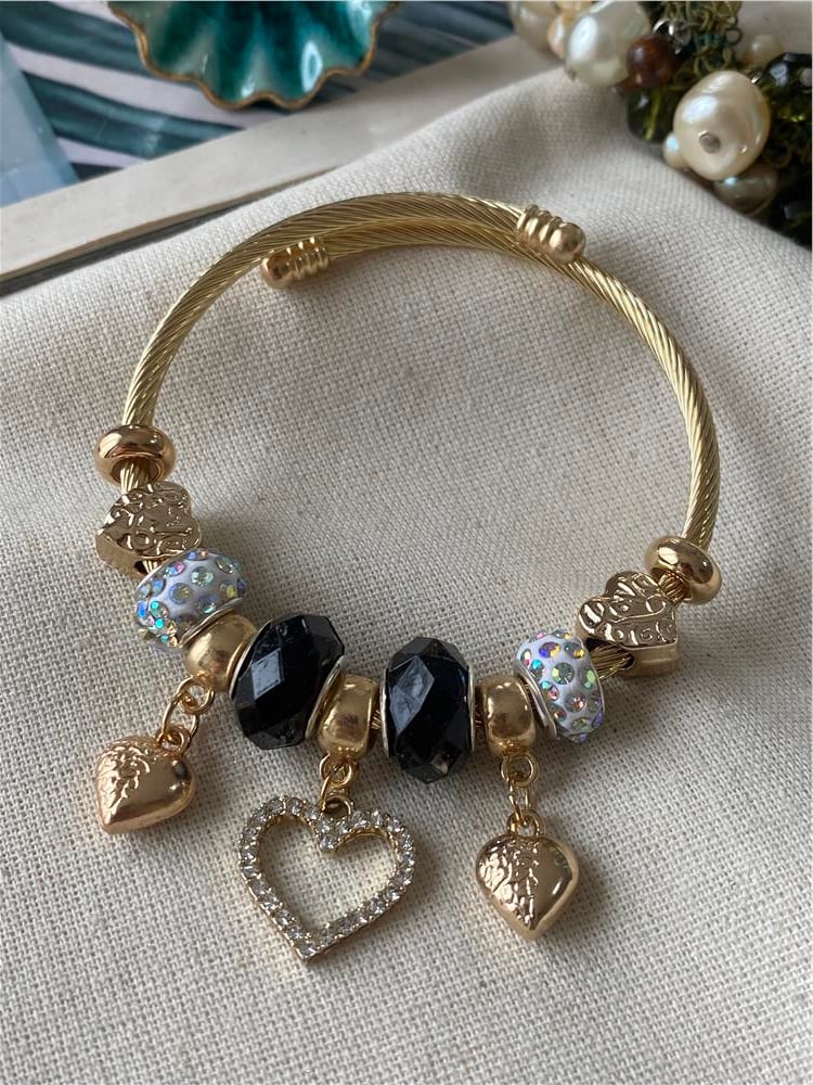 Kalpler Siyah Charmlı Bileklik