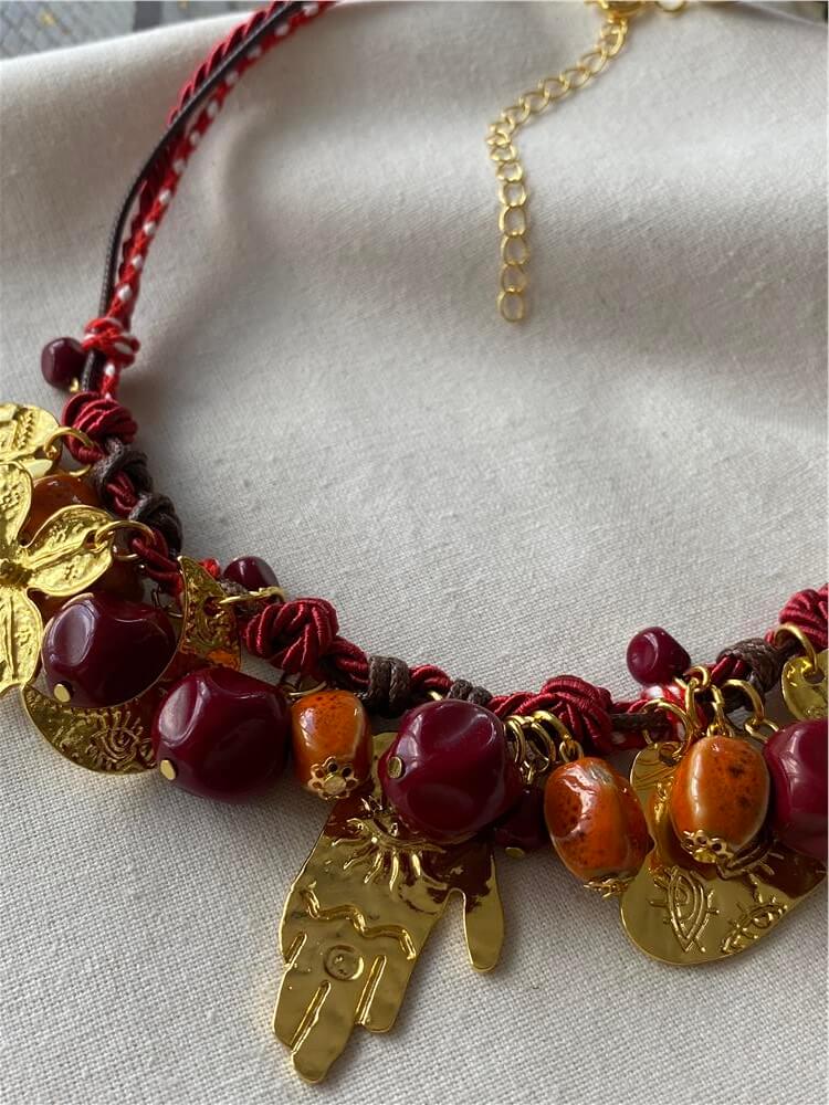 Kırmızı İpli Gold Charmlı Vintage Kolye