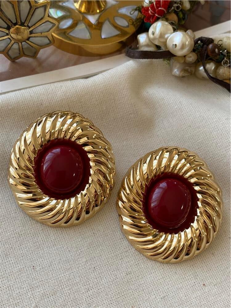 Kırmızı Taşlı Çizgili Yuvarlak Plaka Küpe