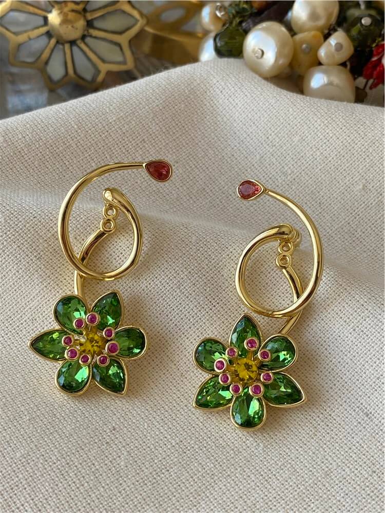Kıvrım Model Yeşil Taşlı Çiçek Küpe