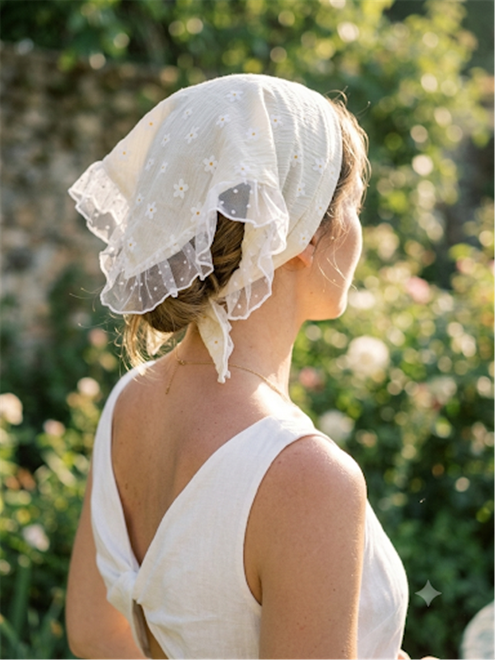 Krem Bandana Detaylı Taç