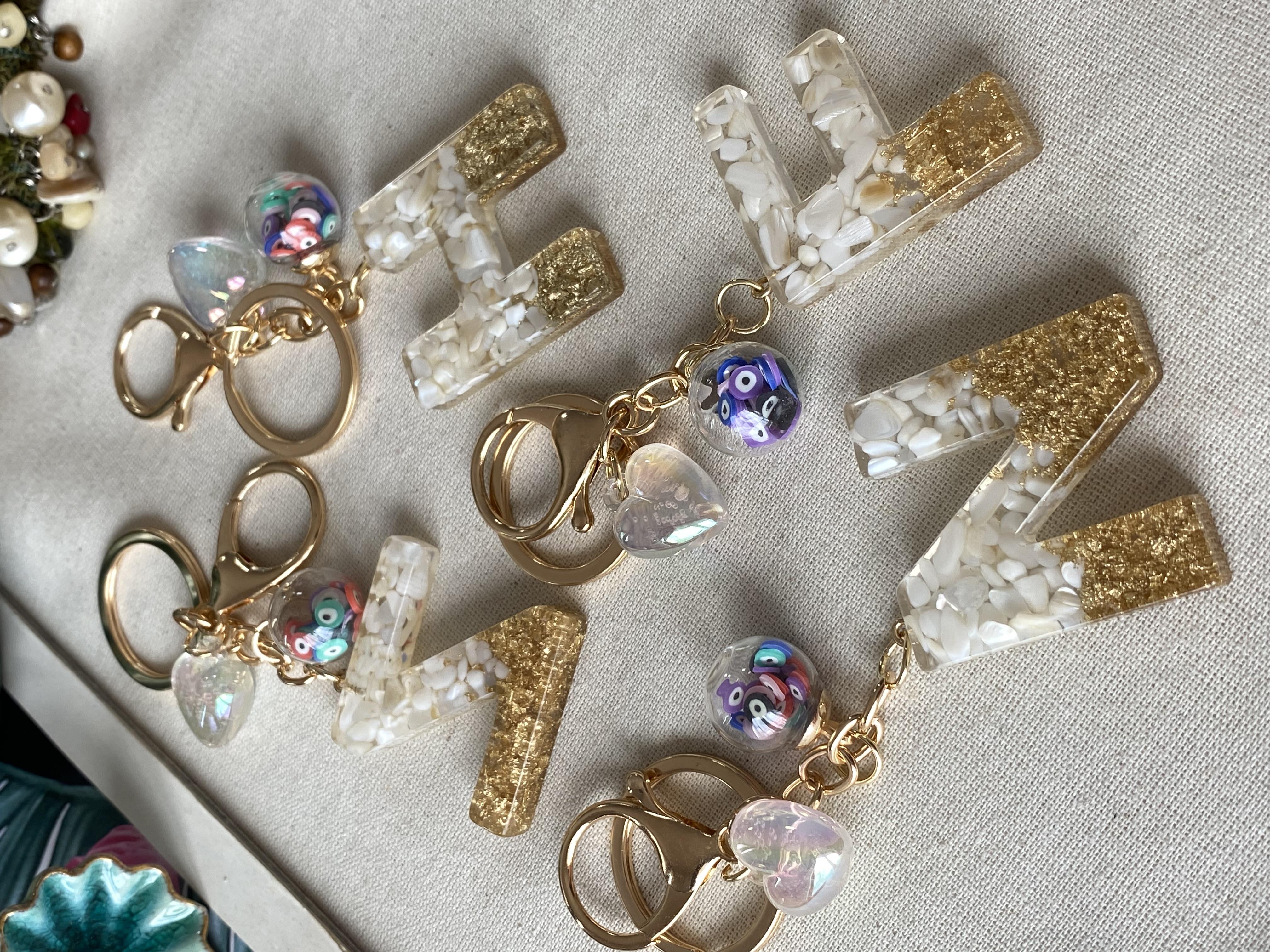 Krem Çakıl Taşı Simli Anahtarlık