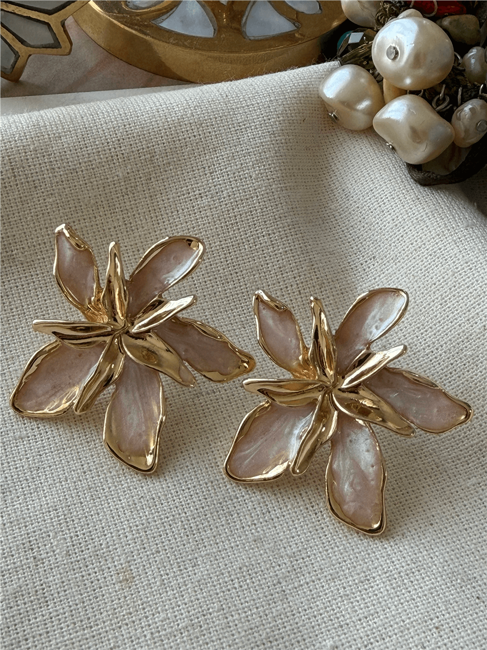 Krem Mineli Çiçek Küpe