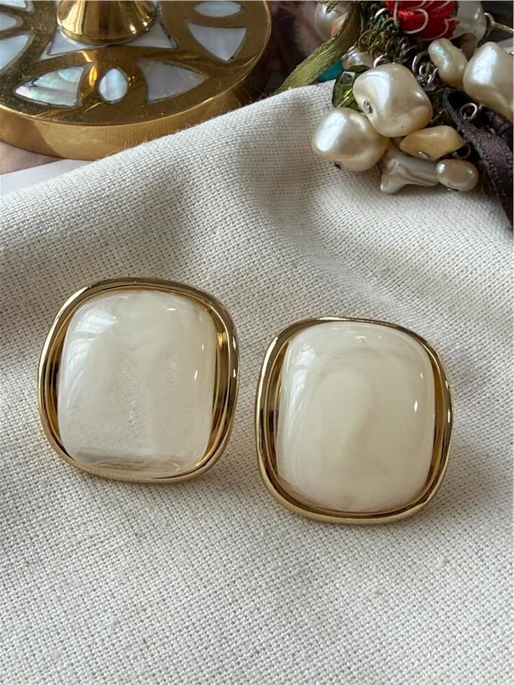 Krem Rengi Kare Küpe