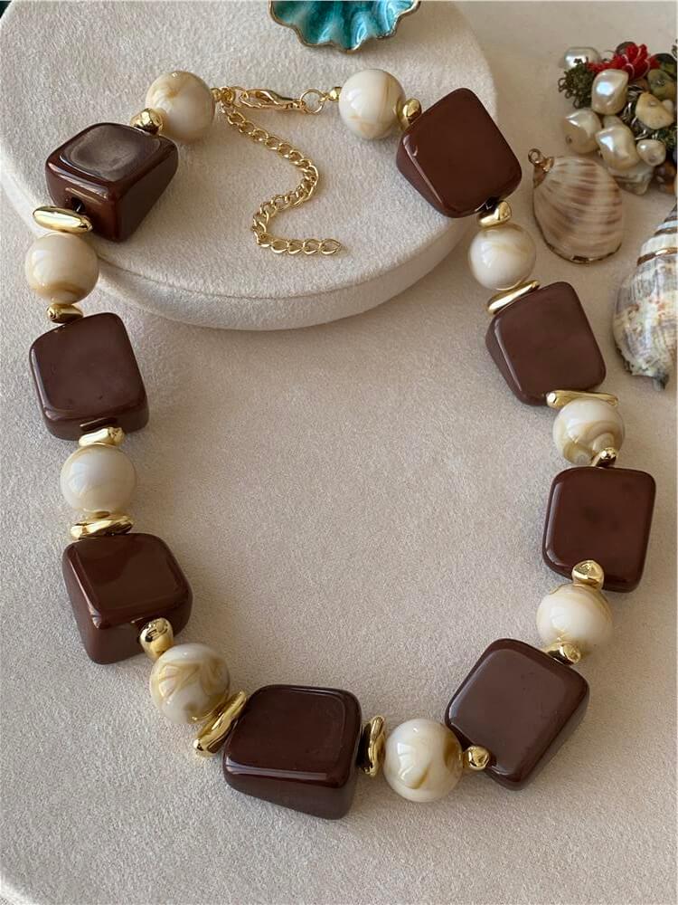 Krem Topçuklu Kahverengi Vintage Kolye