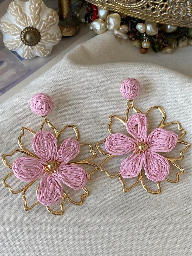 Metal Detaylı Pembe Hasır Çiçek Küpe