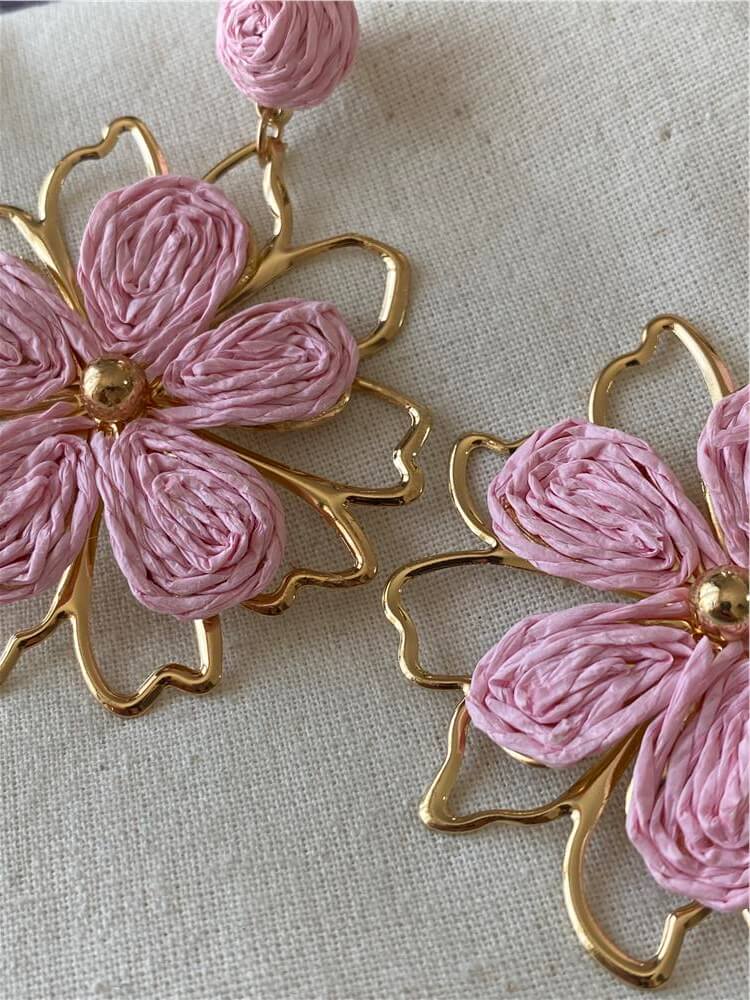 Metal Detaylı Pembe Hasır Çiçek Küpe