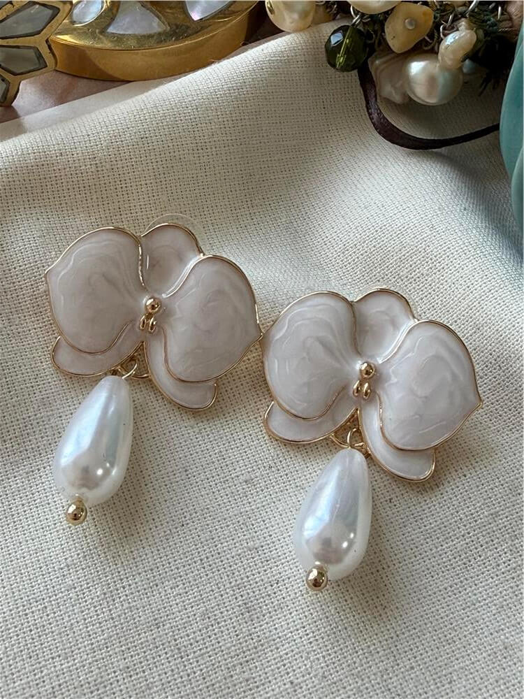 Oval İnci Sallantılı Beyaz Mineli Küpe