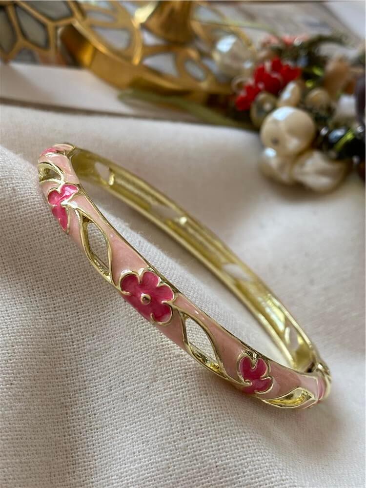 Özel Seri 14K Boşluklu Pembe Mineli Çiçekli Kelepçe