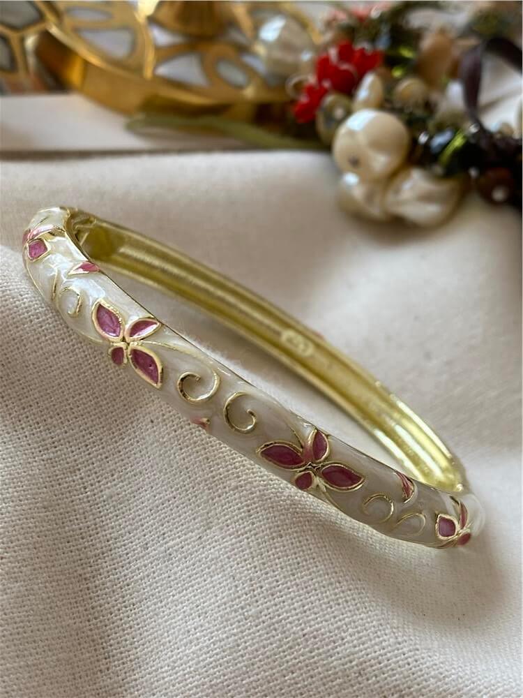 Özel Seri 14K Pembe Çiçek Desenli Beyaz Mineli Kelepçe