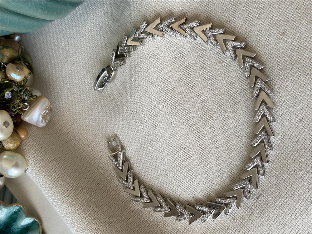Özel Seri Silver Taşlı Sıralı V Bileklik