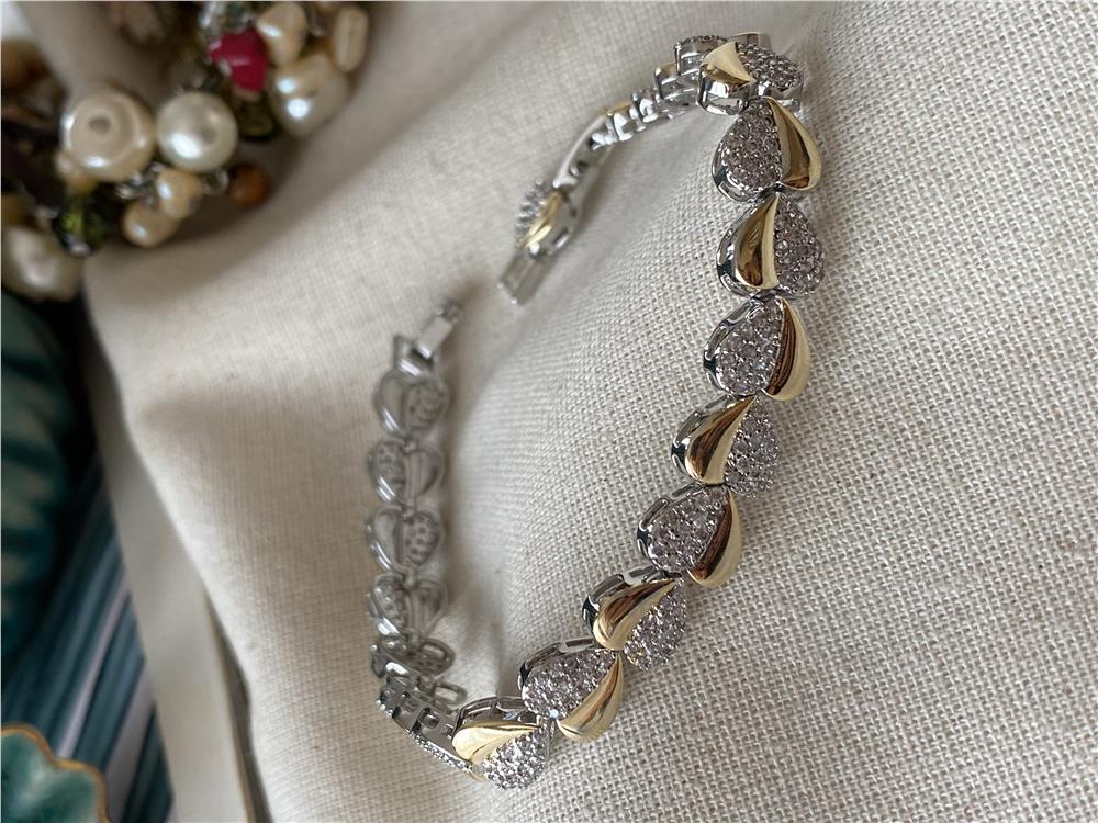 Özel Seri Taşlı Gold Detaylı Kalp Bileklik