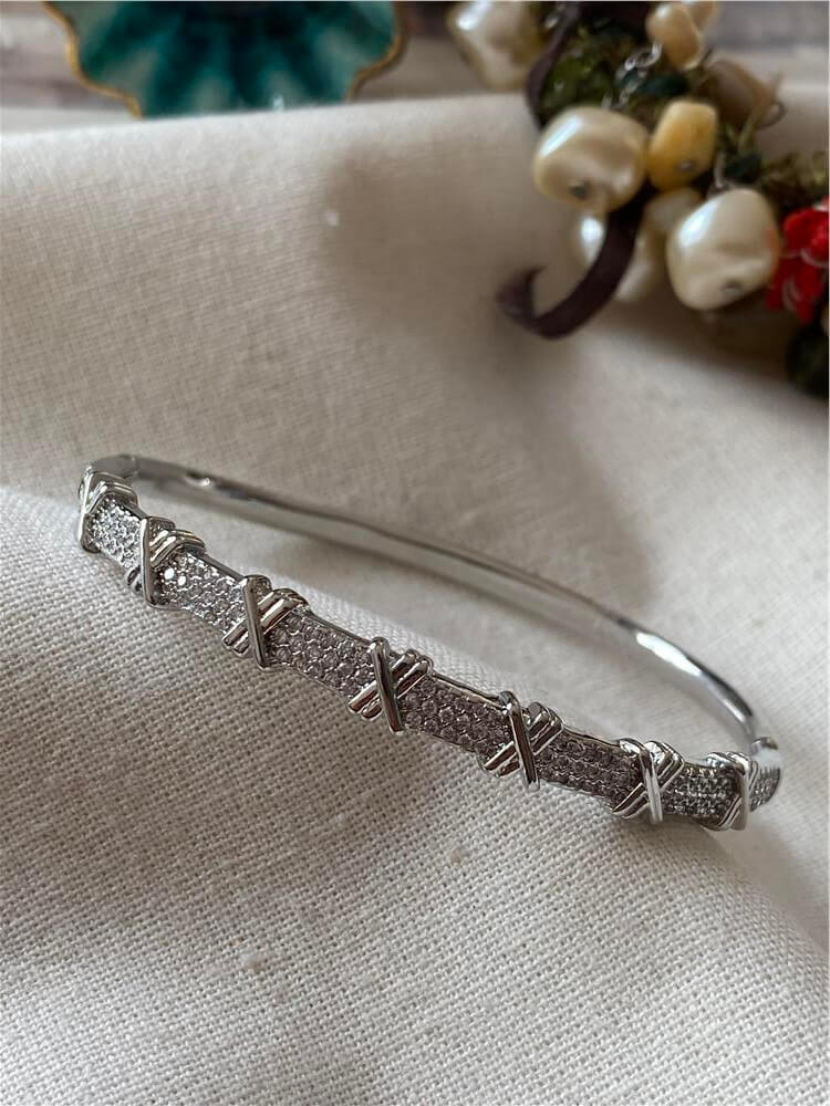 Özel Seri Taşlı Silver Xoxo Kelepçe