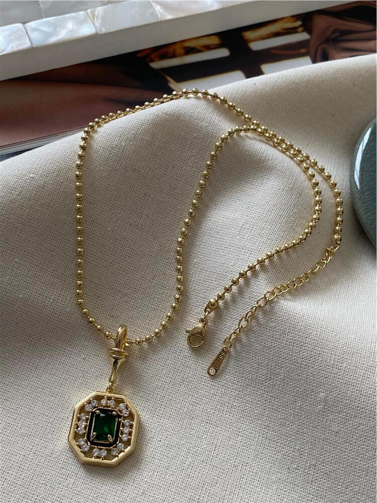 Özel Seri Zümrüt Taşlı Kare Model Kolye