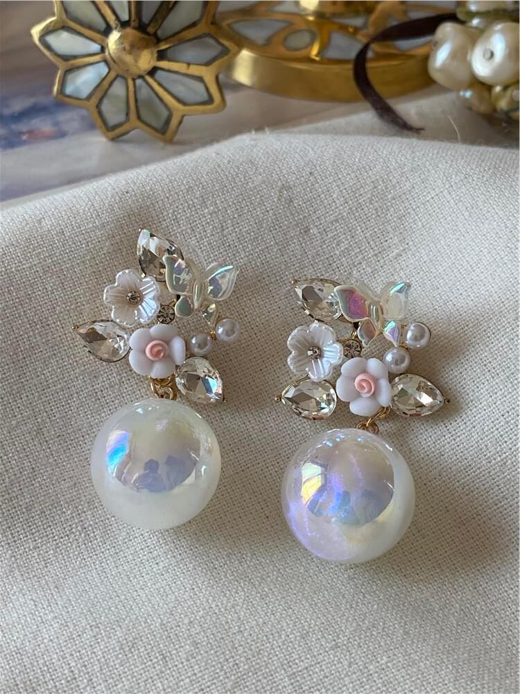 Parlak Topçuk Sallantılı Beyaz Buket Küpe
